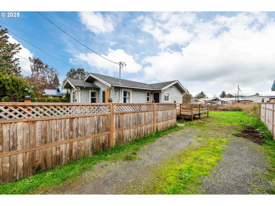1066 S 8th St, Coos Bay, OR 97420 - Image #3