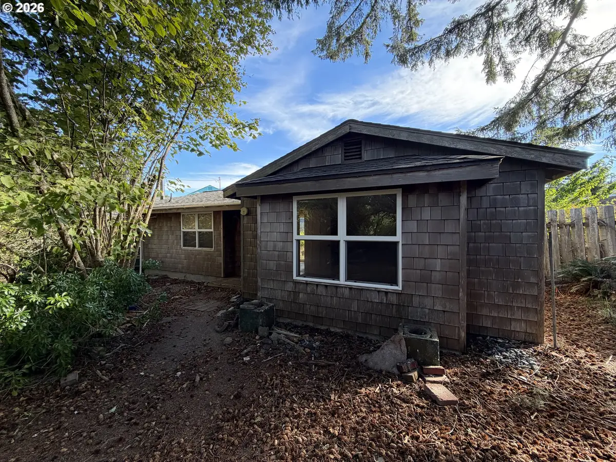 15 Geer Cir, Port Orford, OR 97465 - #1