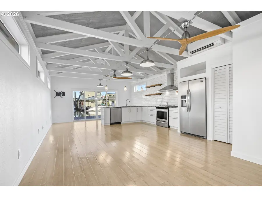 252 N Tomahawk Drive, Portland, OR 97217 - Image #2