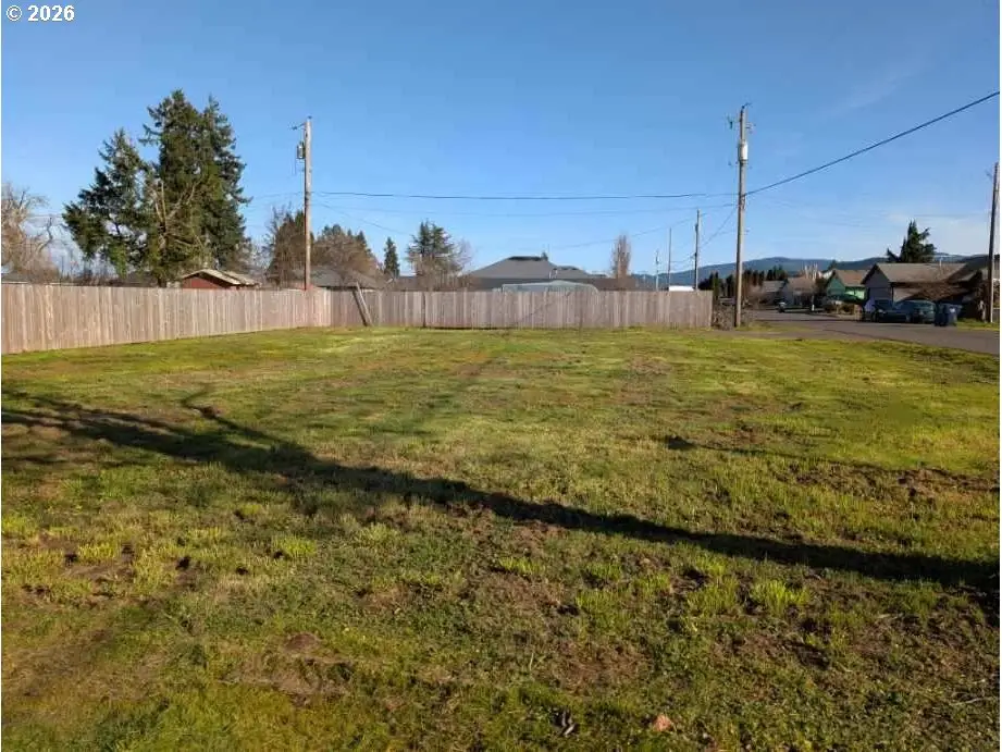 272 S 7th St, Creswell, OR 97426 - #1