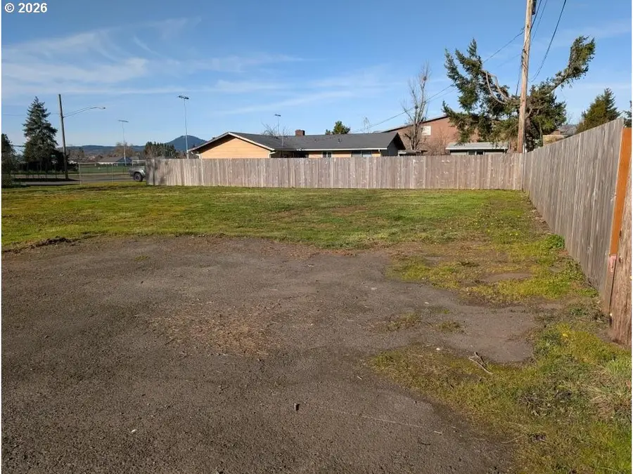 272 S 7th St, Creswell, OR 97426 - #2