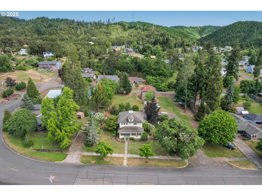 608 Locust St, Oakland, OR 97462 - #2
