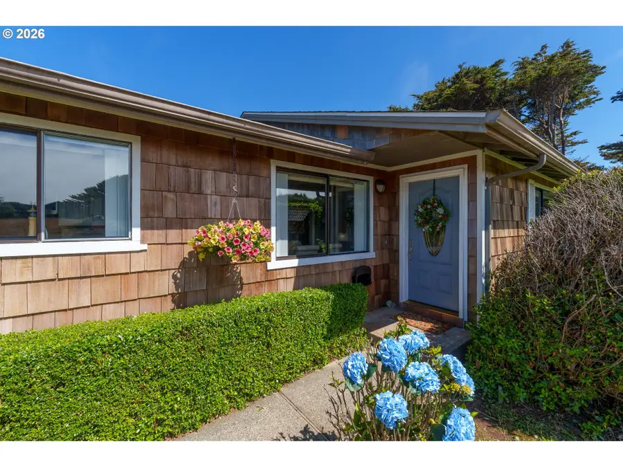 865 SW Newport Ave, Bandon, OR 97411 - #3