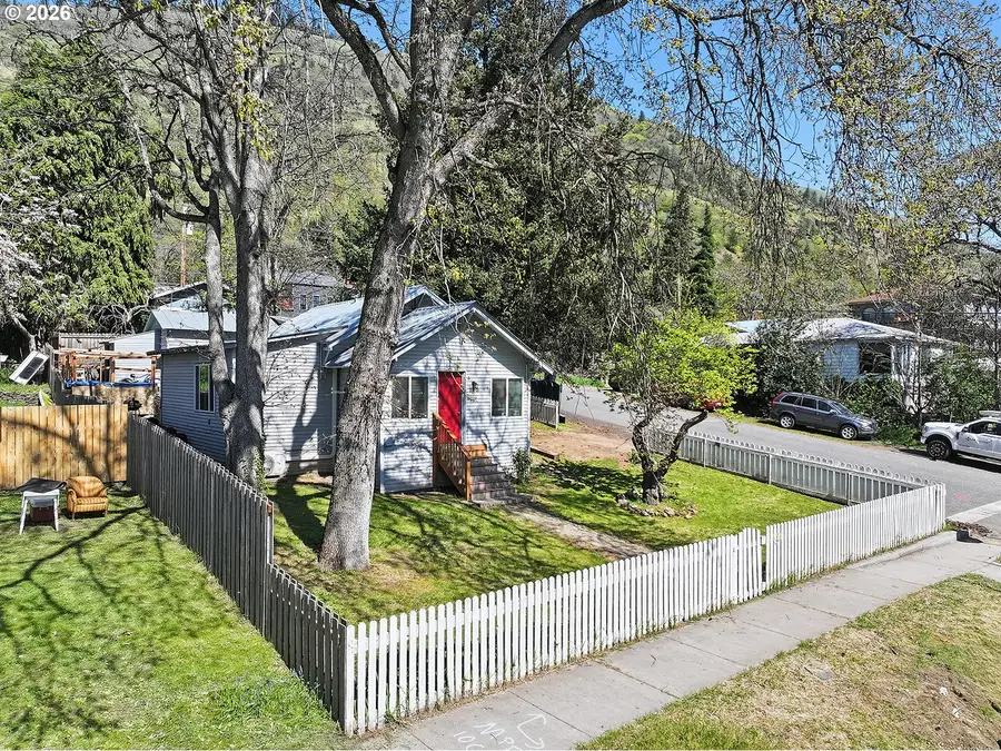 320 E Steuben St, Bingen, WA 98605 - #3