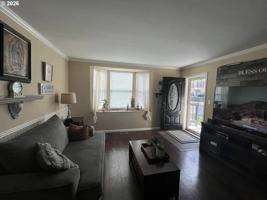 209 E 10th St, The Dalles, OR 97058 - #2