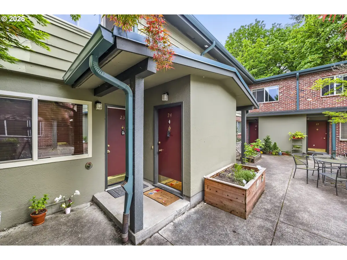 908 SW Gaines St #24, Portland, OR 97239 - #1