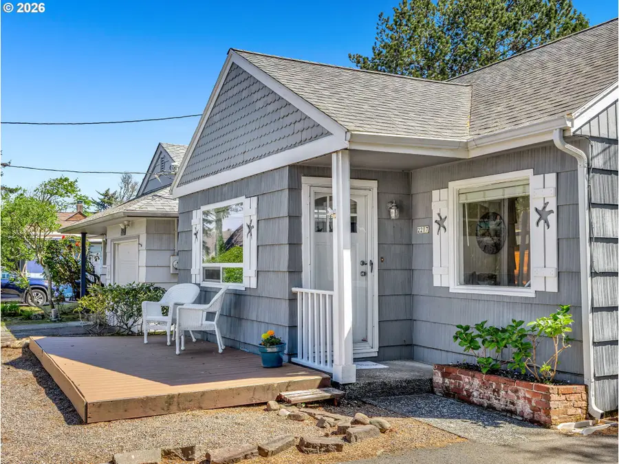 2217 S Columbia St, Seaside, OR 97138 - #2