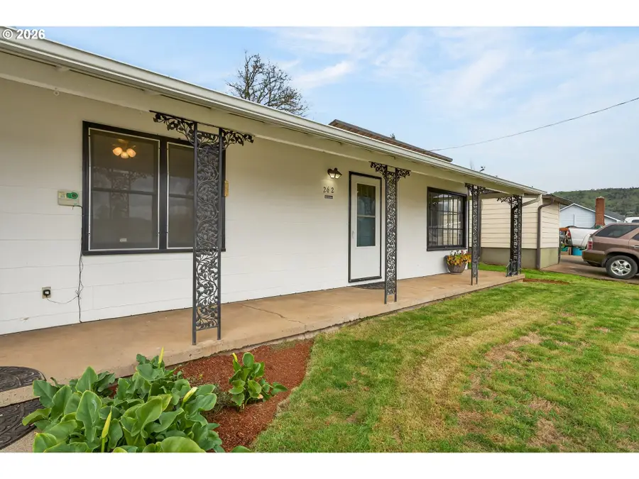 262 NW Cecil Ave, Roseburg, OR 97470 - #3