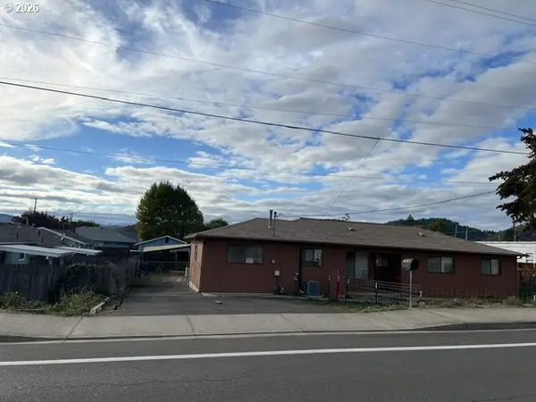 2012 NE Vine St, Roseburg, OR 97470