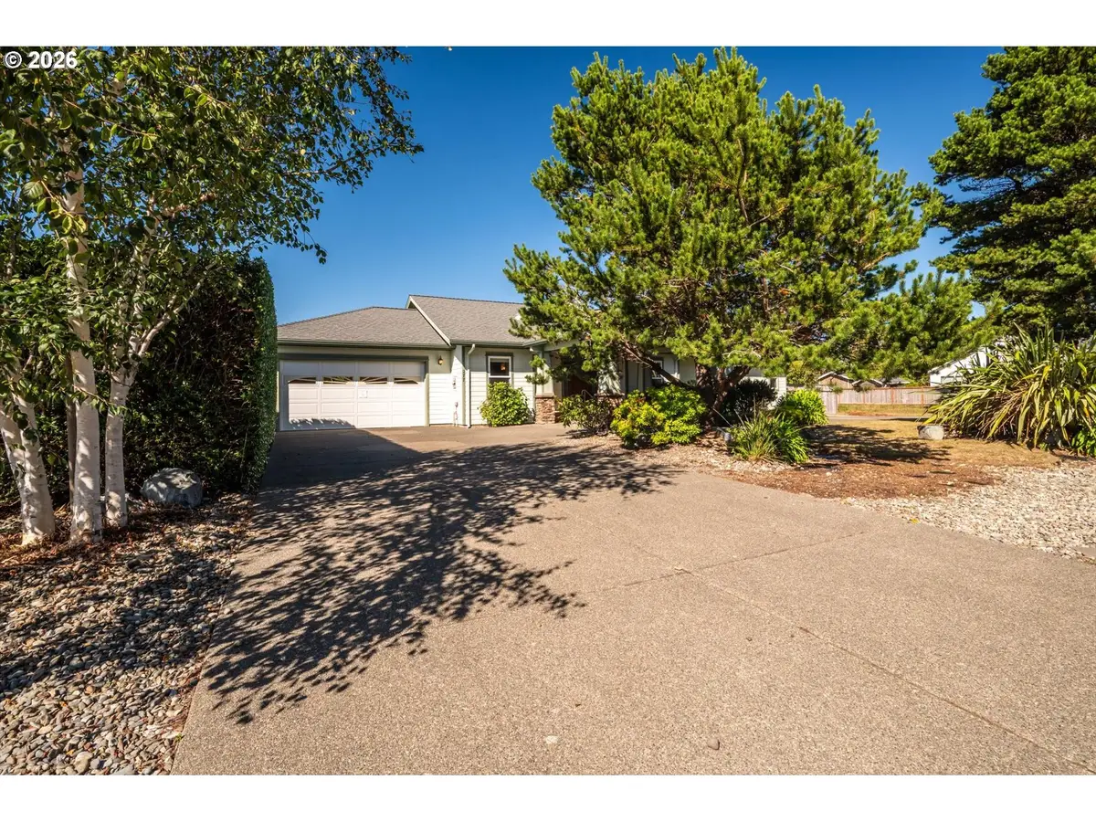 277 10th St, Bandon, OR 97411 - #1