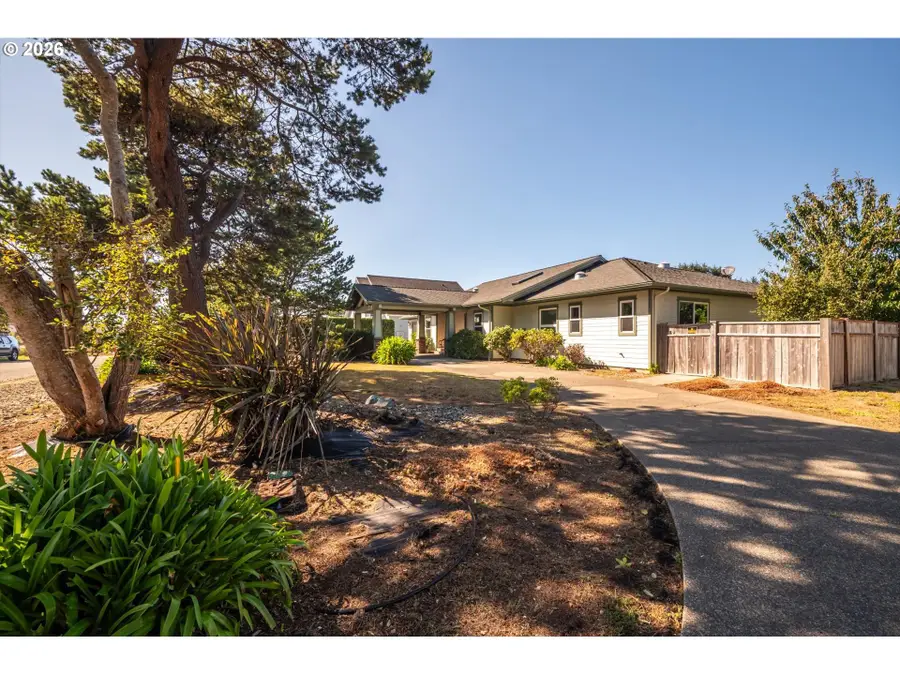 277 10th St, Bandon, OR 97411 - #2