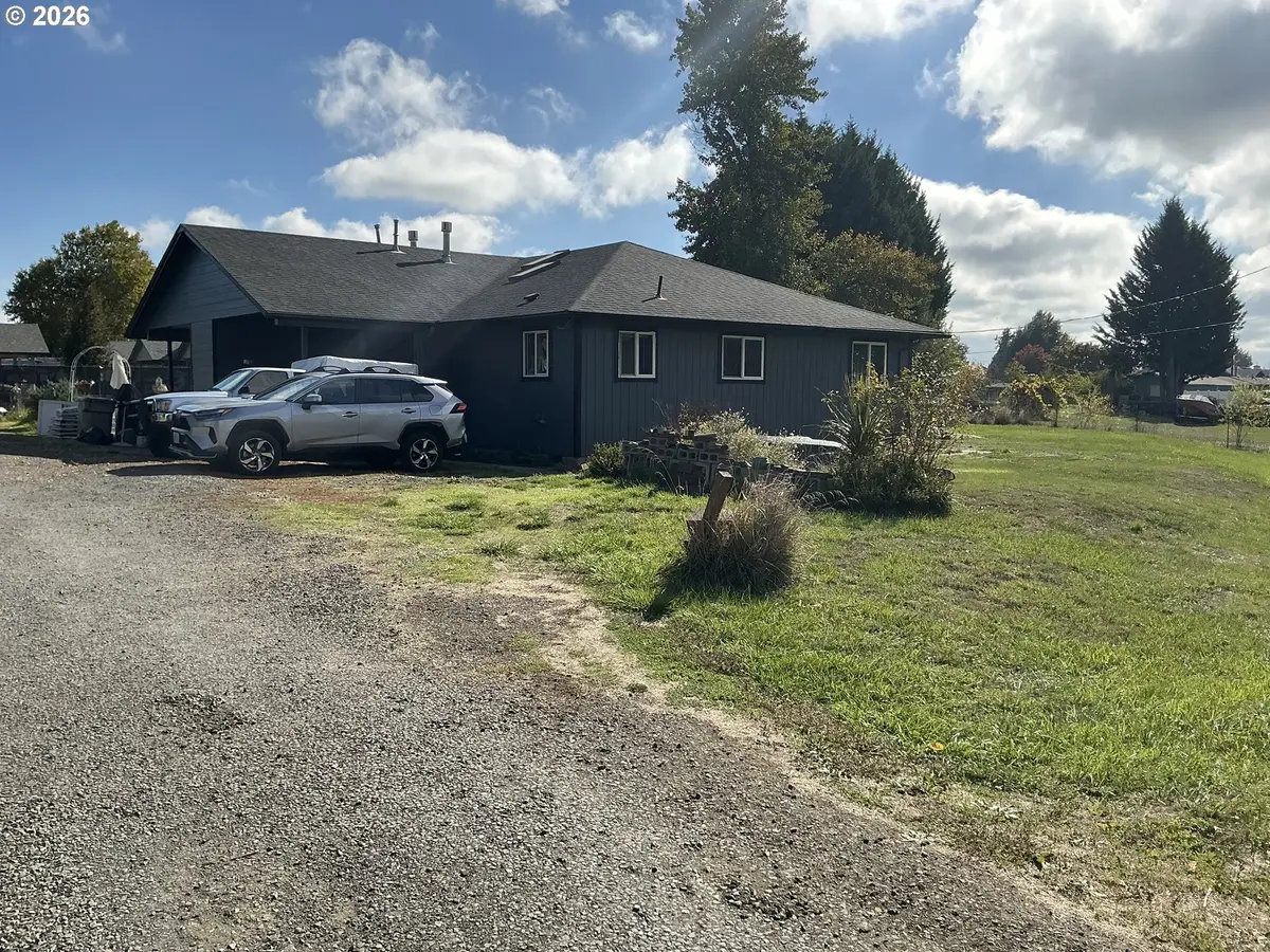 785 S 6th St, Harrisburg, OR 97446 - #1