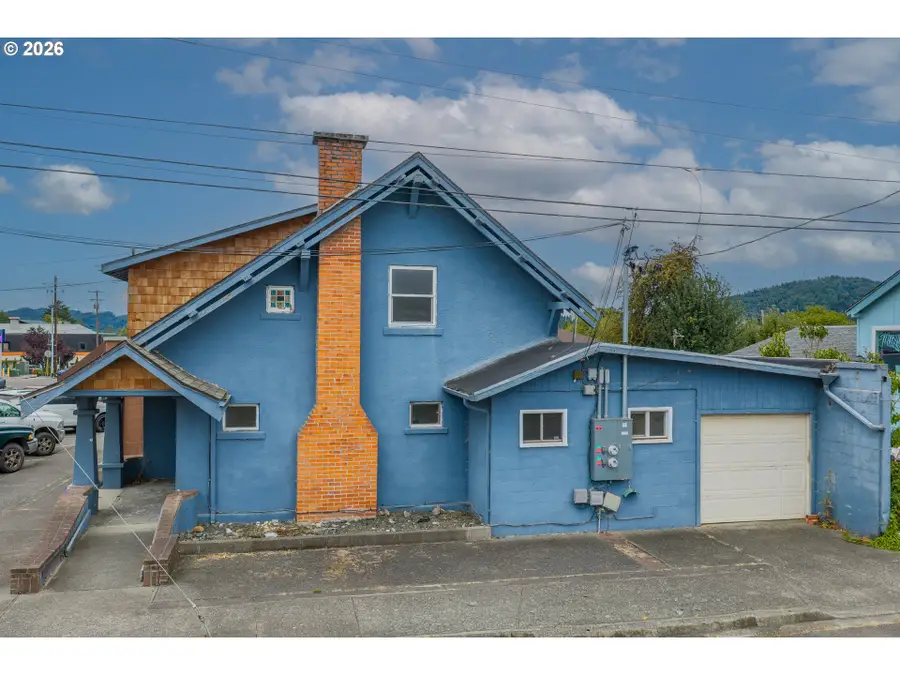 190 E 3rd St, Coquille, OR 97423 - #2