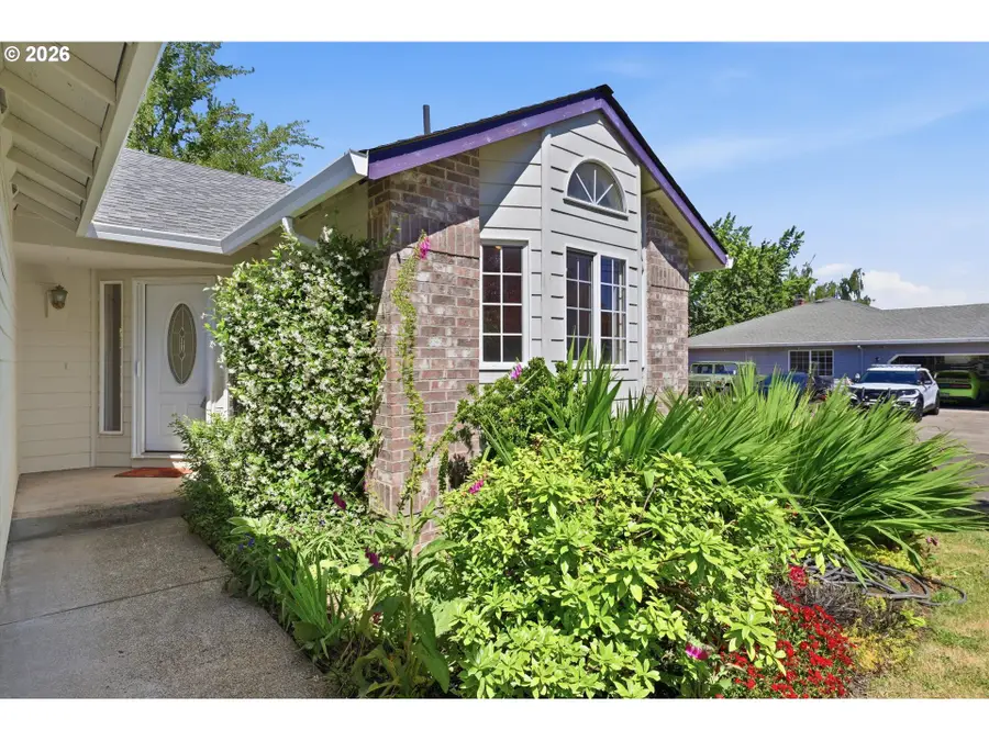 340 SW 7th St, Dundee, OR 97115 - #3
