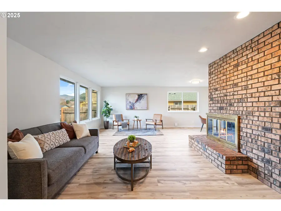 2115 Eugene St, Hood River, OR 97031 - Image #2