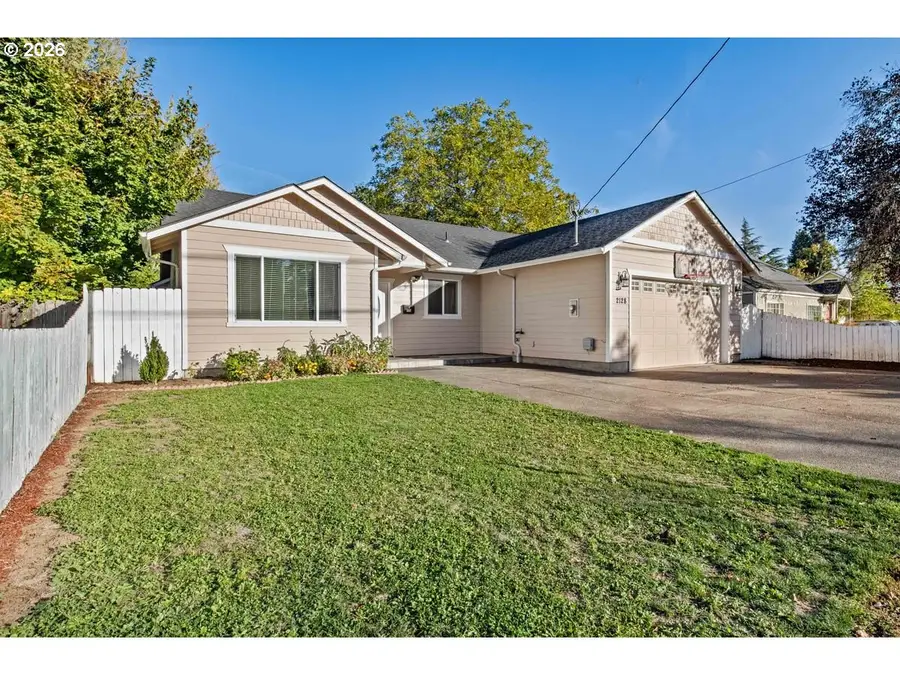 2128 Bruce St Ne, Salem, OR 97301 - #2