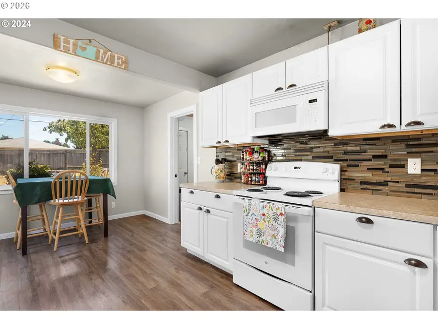 1669 Hayes St, North Bend, OR 97459 - Image #3