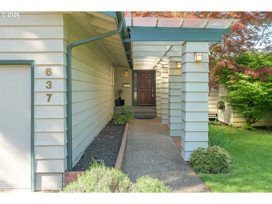 637 E 39th Pl, Eugene, OR 97405 - #2