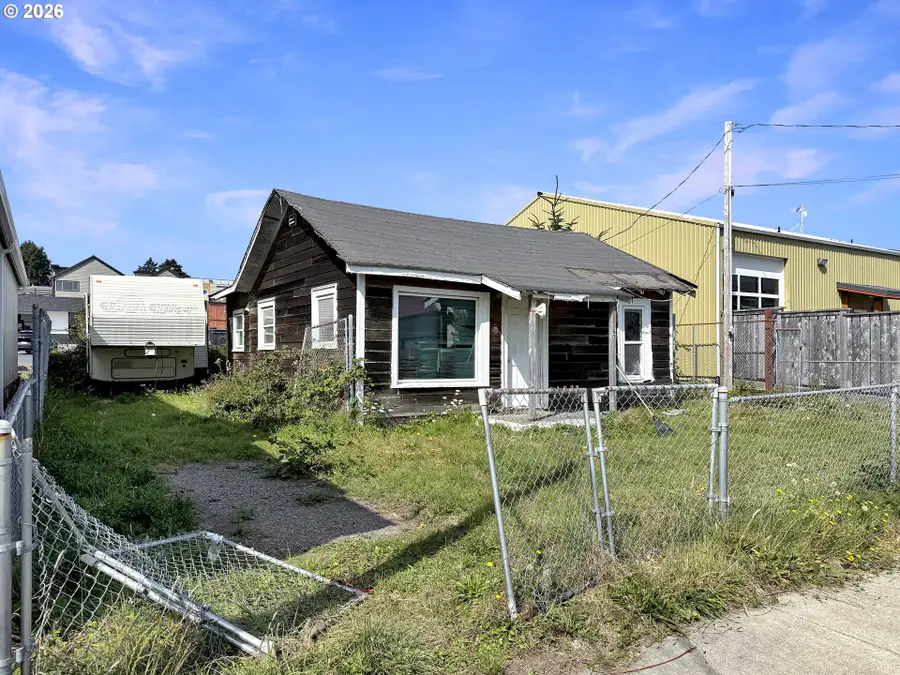 636 Hemlock St, Brookings, OR 97415 - #2