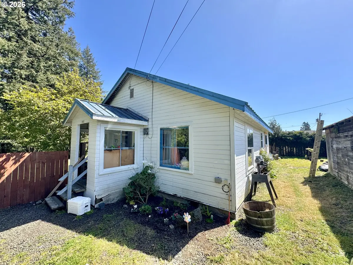 1003 W 12th St, Coquille, OR 97423 - #1