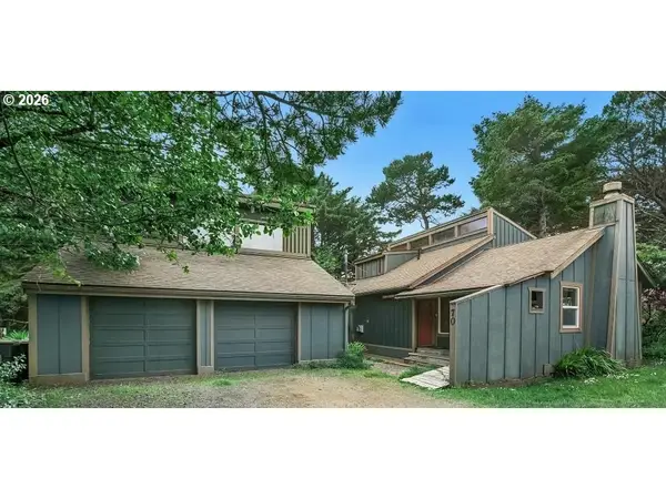 70 NW Knoxville St, Yachats, OR 97498