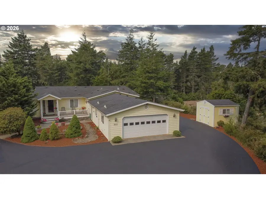 621 Glenbrook Cir, Florence, OR 97439 - #2
