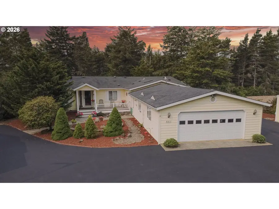 621 Glenbrook Cir, Florence, OR 97439 - #3