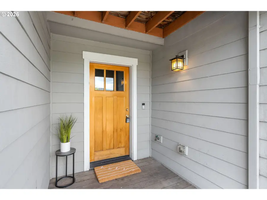 214 N 18th St, Hood River, OR 97031 - #3