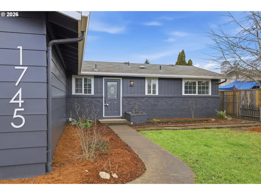 1745 E Grover Ave, Cottage Grove, OR 97424 - #3