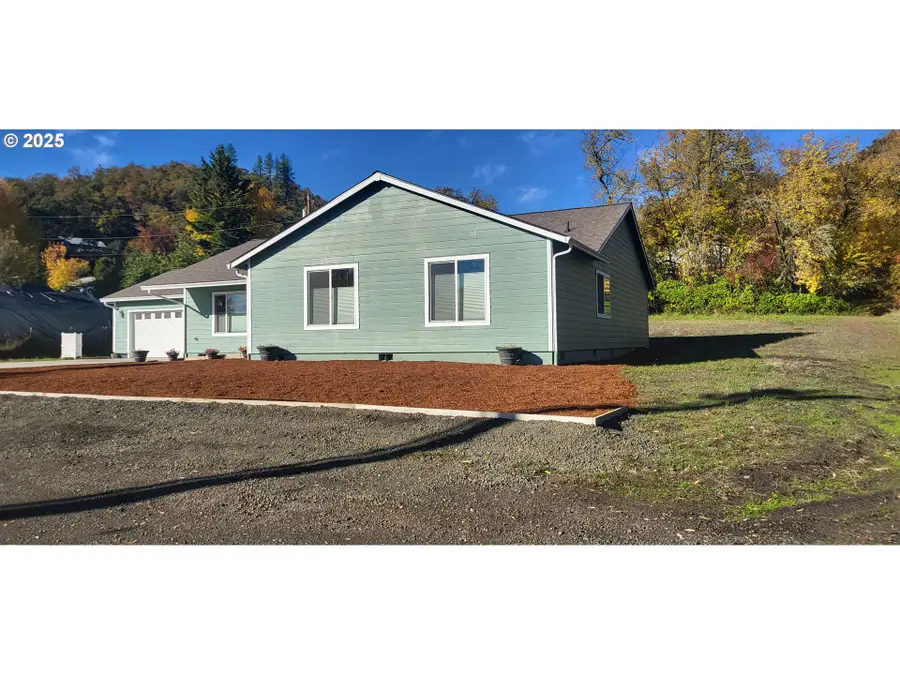 2152 NE Klamath Ave, Roseburg, OR 97470 - Image #2