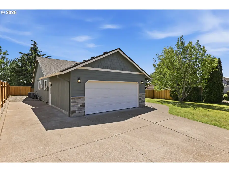 306 E Hilltop Dr, Newberg, OR 97132 - #2