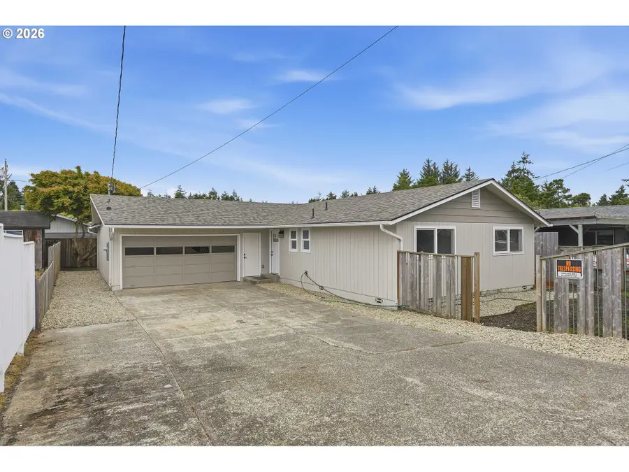 1130 Fenwick St, Coos Bay, OR 97420 - #2