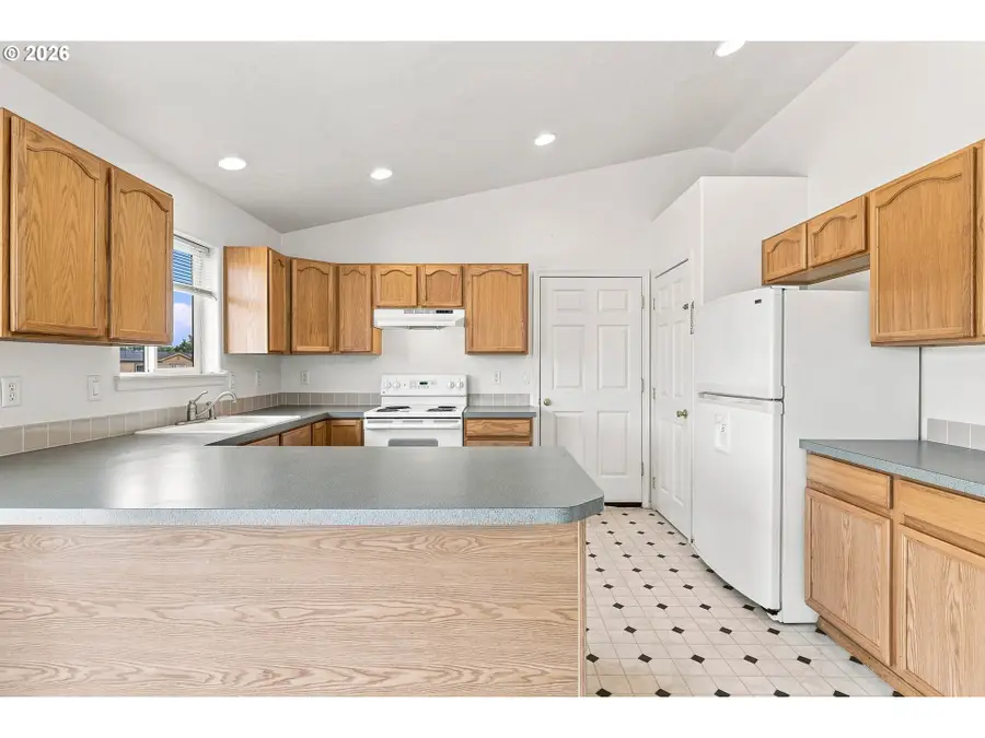1228 SW Martin Ct, Hermiston, OR 97838 - #3