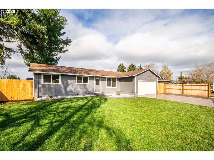 879 N Broadway St, Estacada, OR 97023 - #2