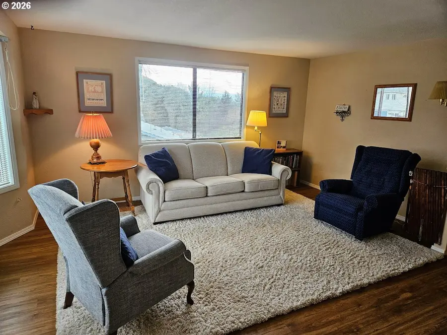 1818 NE Todd St, Roseburg, OR 97470 - Image #3