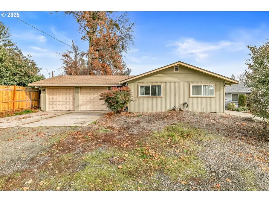 317 Highland Dr, Medford, OR 97504 - Image #2