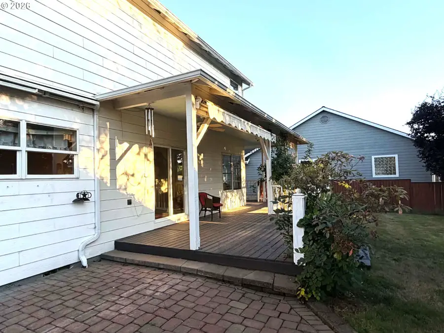 721 S Park St, Carlton, OR 97111 - #3