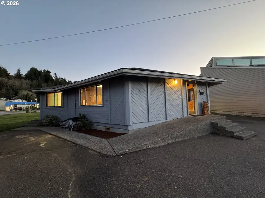 566 Greenwood Ave, Reedsport, OR 97467 - #2