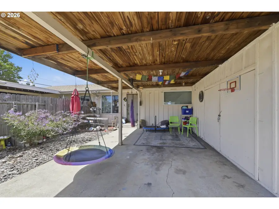 5104 E St, Springfield, OR 97478 - #3
