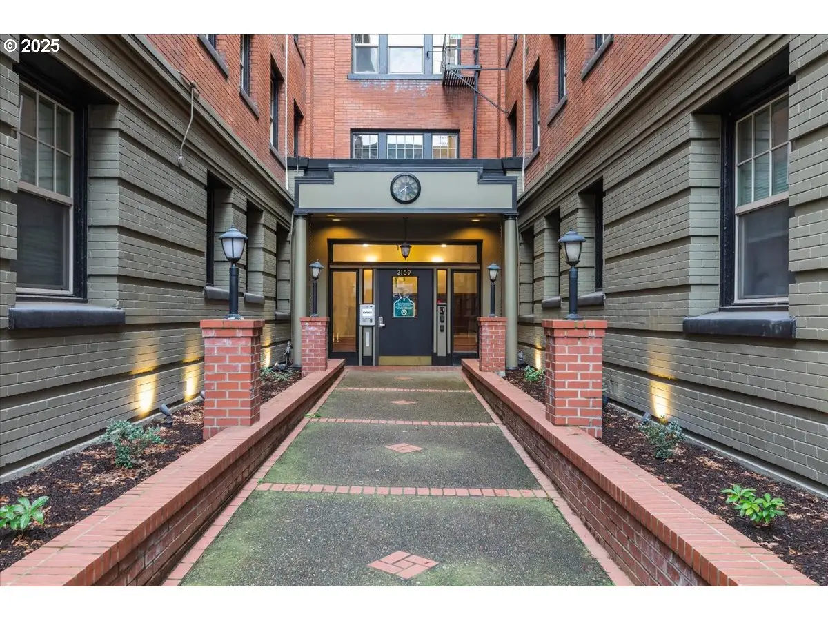 2109 NW Irving St, Portland, OR 97210 - #1