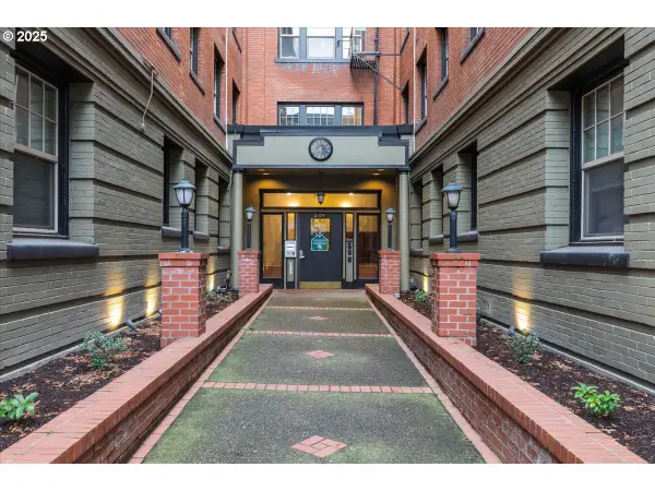 2109 NW Irving St, Portland, OR 97210