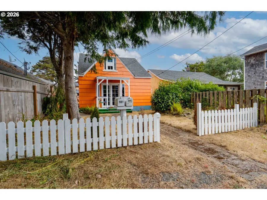 821 S Columbia St, Seaside, OR 97138 - #2