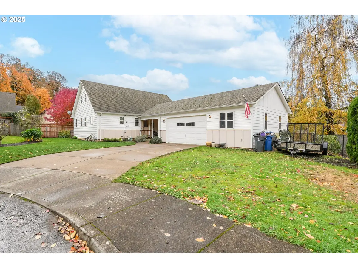 704 Cliff Ct, Silverton, OR 97381 - Image #1