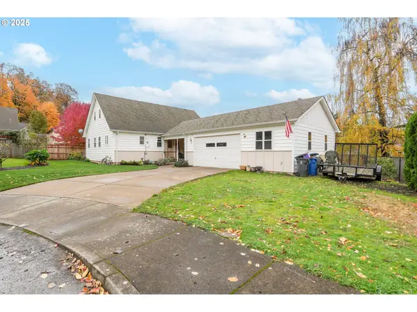 704 Cliff Ct, Silverton, OR 97381