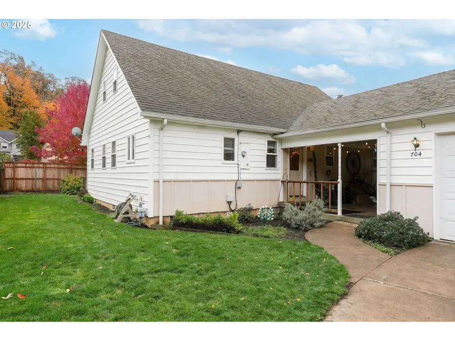 704 Cliff Ct, Silverton, OR 97381 - Image #2