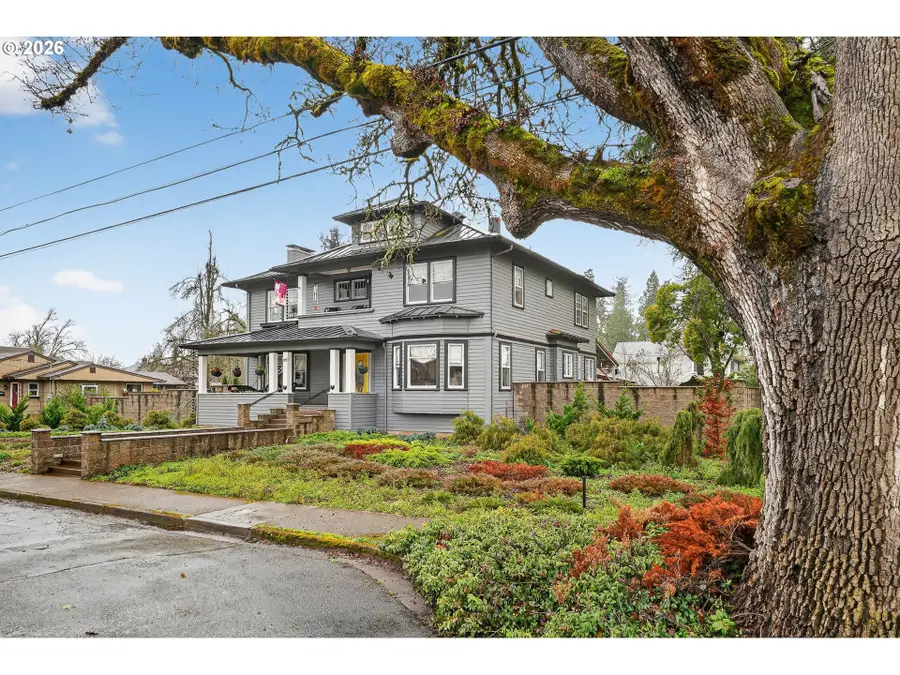 211 S 3rd St, Cottage Grove, OR 97424 - #2