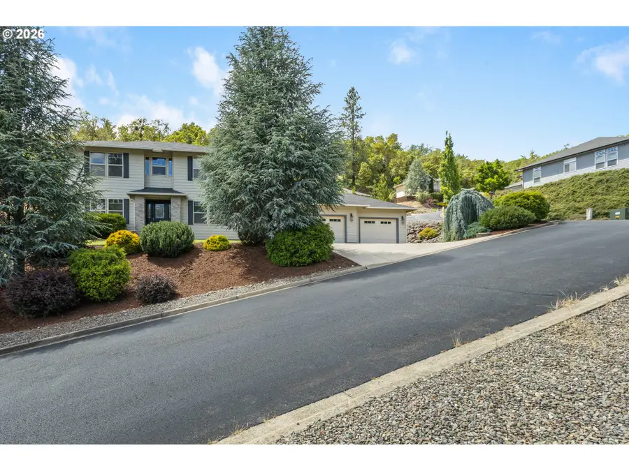 1696 NE Ruby Ct, Roseburg, OR 97470 - #3