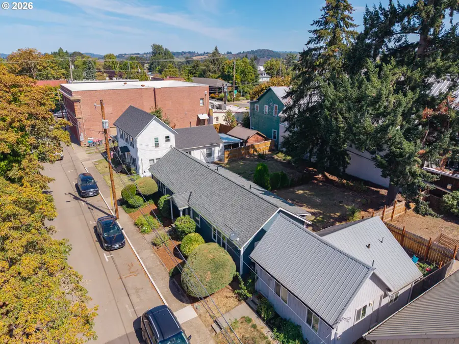 144 S Park St, Carlton, OR 97111 - #3