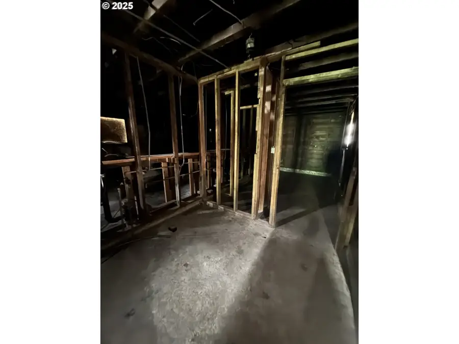 9400 NE Gertz Ct, Portland, OR 97211 - Image #2