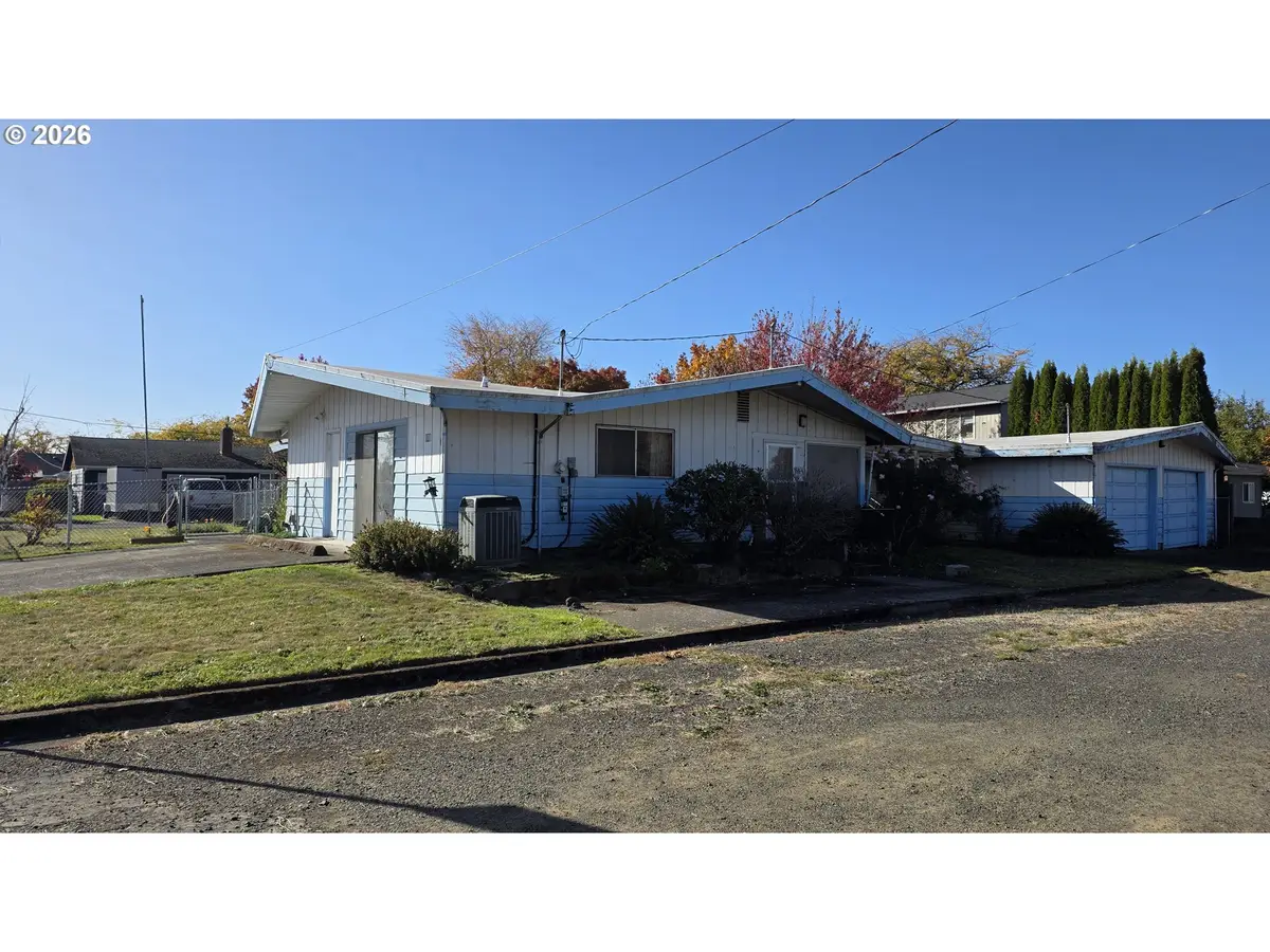 575 N 9th St, Harrisburg, OR 97446 - #1